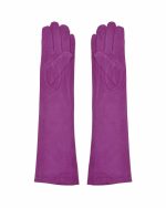 Guantes largos de antelina en color buganvilla, disponibles en la web de Juan Bernal. Elegantes y cálidos para los días fríos.