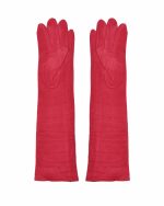 Guantes largos de antelina en color rojo, vendidos por Juan Bernal. Un accesorio elegante y cálido para protegerse en los días fríos.